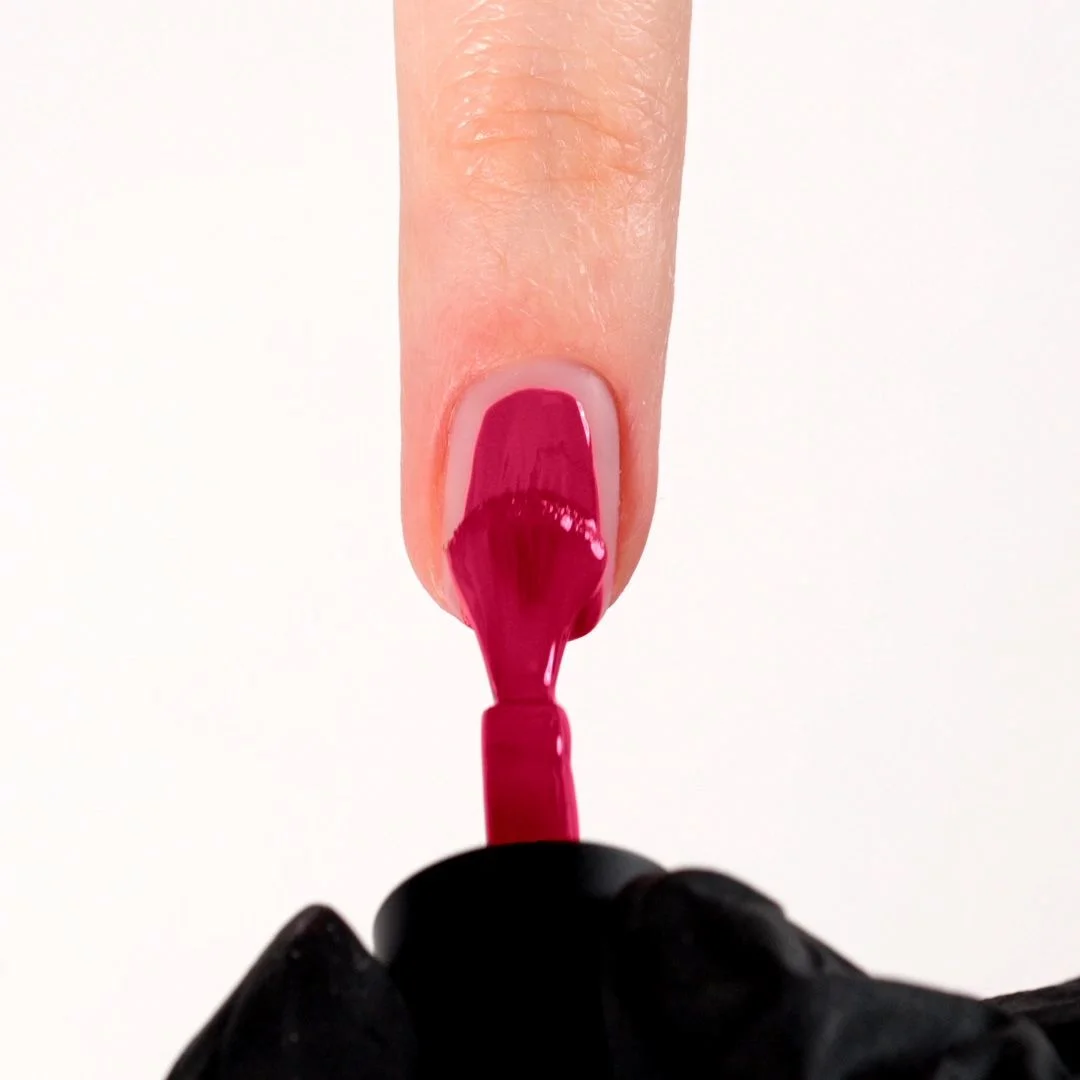 Anwendung von UV Nagellack SNF02 Coral Red