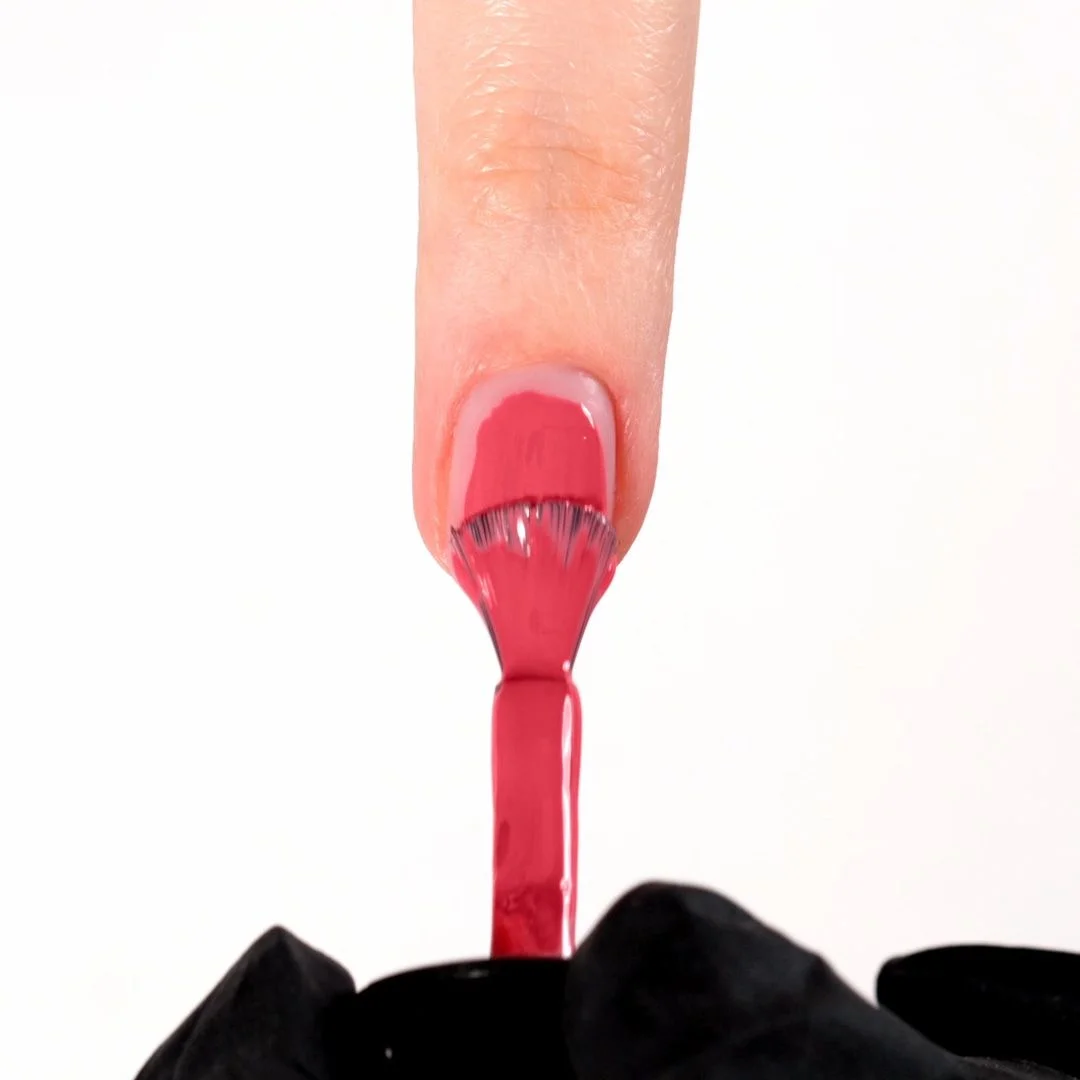 Anwendung von UV Nagellack SP687 Strawberry Frappè