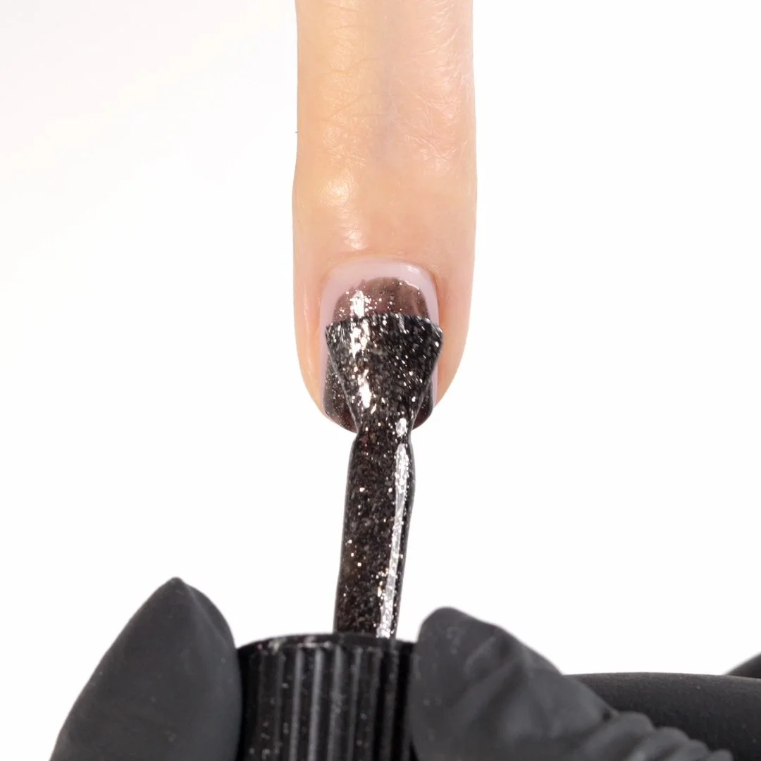 Aplicación de Esmalte semipermanente SP138 Black Flash