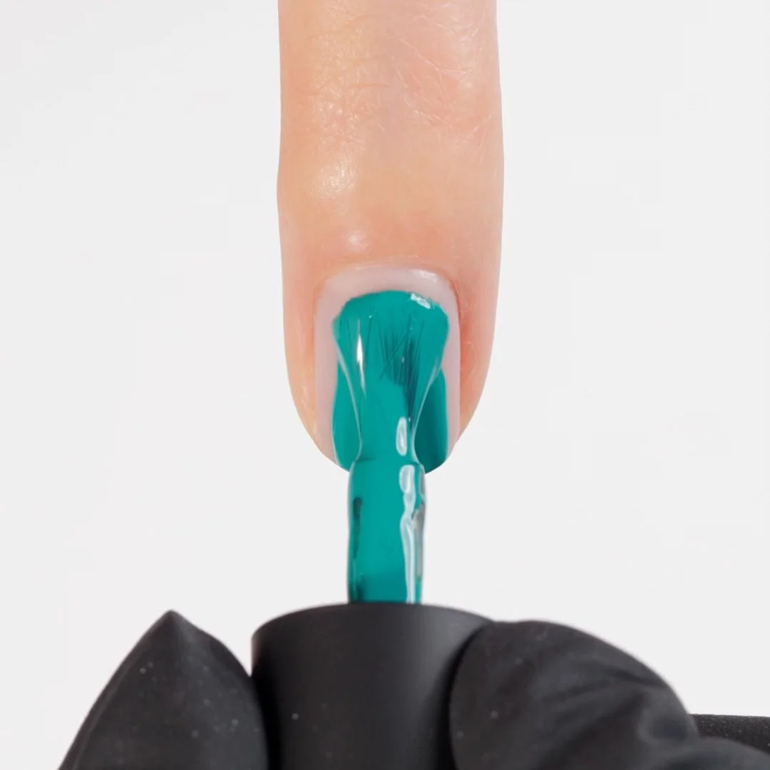 Application of Gel Nail Polish GPC08 Malibù 