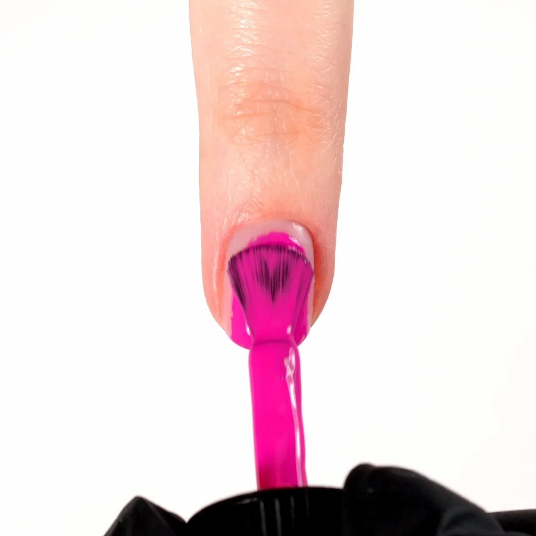 Application de Vernis semi-permanent SP698 Fuchsia Macaron