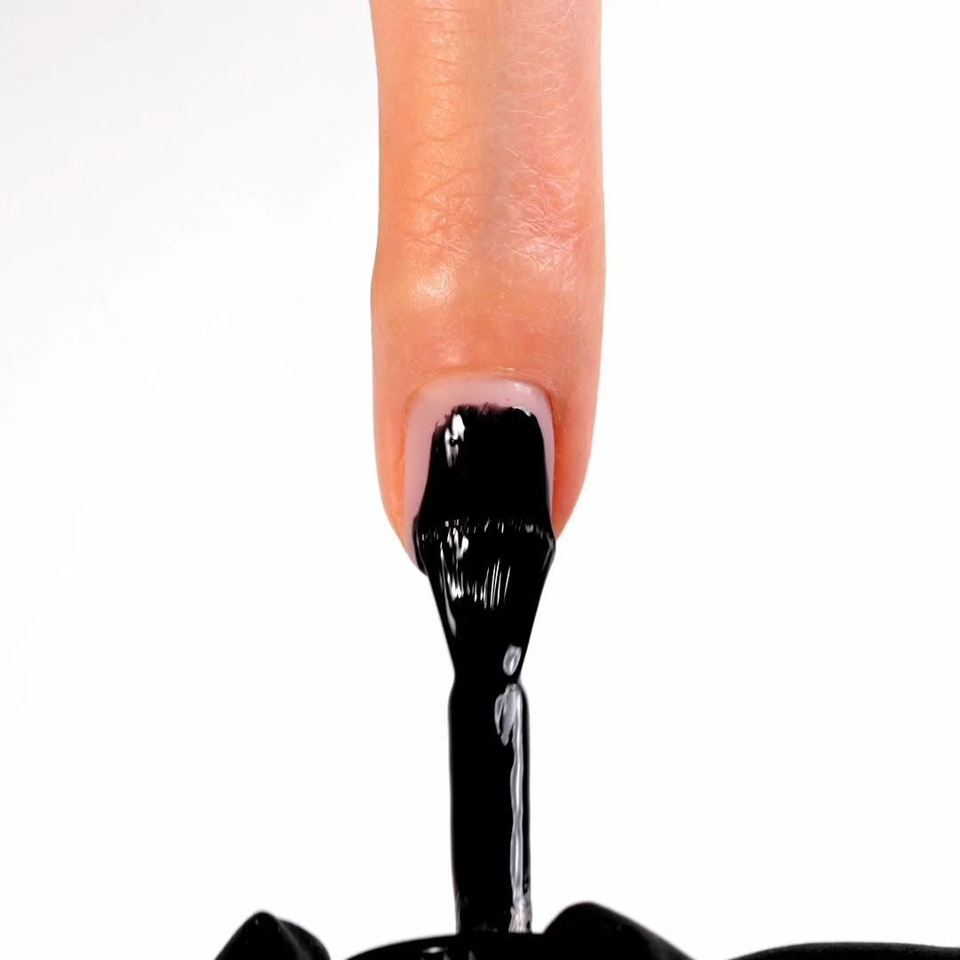 Applicazione di Smalto semipermanente SP02 Black