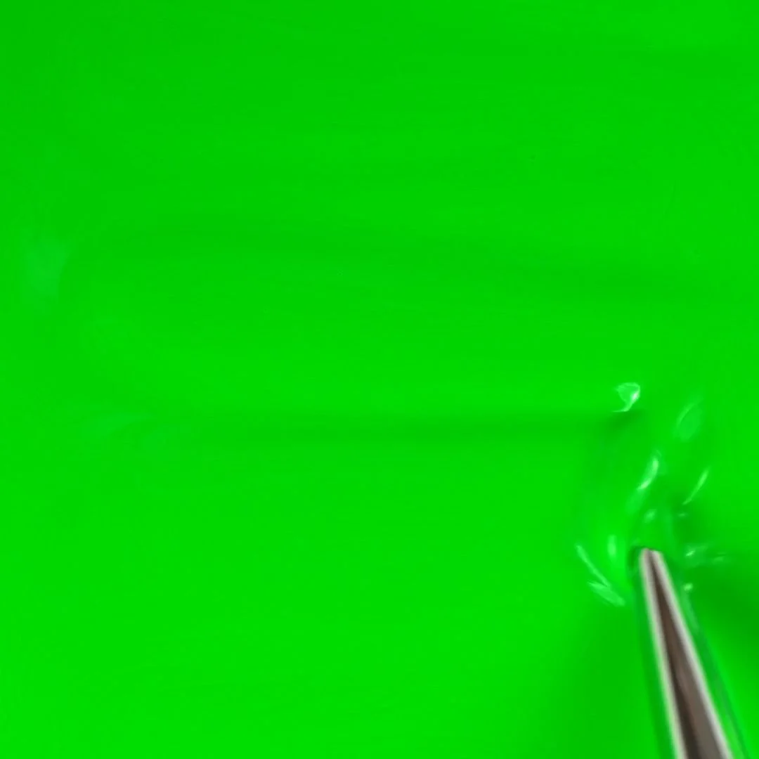 Application of Gel Nail Polish GPF45 Fluo Apple 