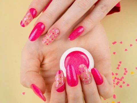 Manicura rosa flúor
