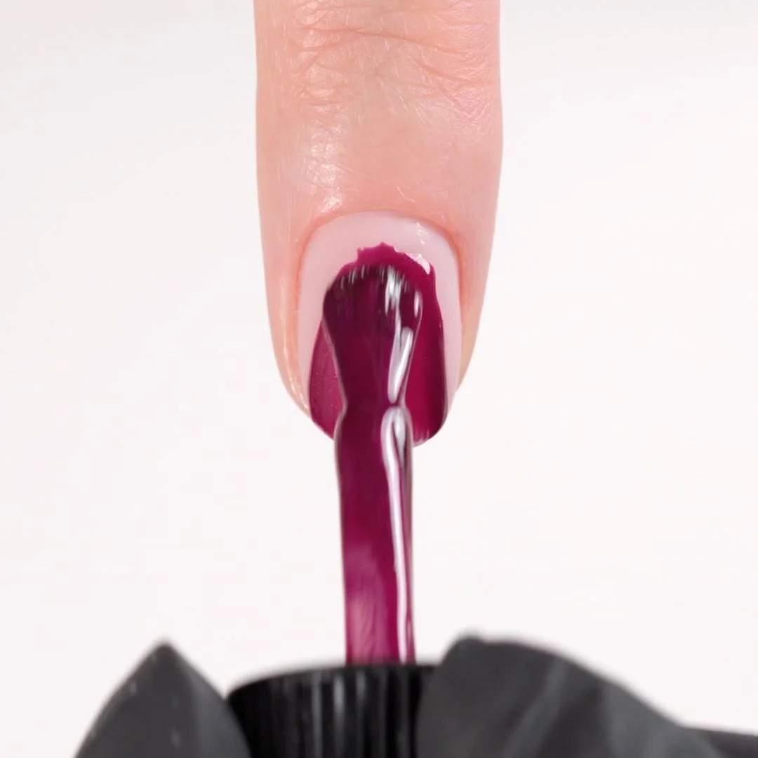 Application de Vernis semi-permanent SP632 Regal Berry