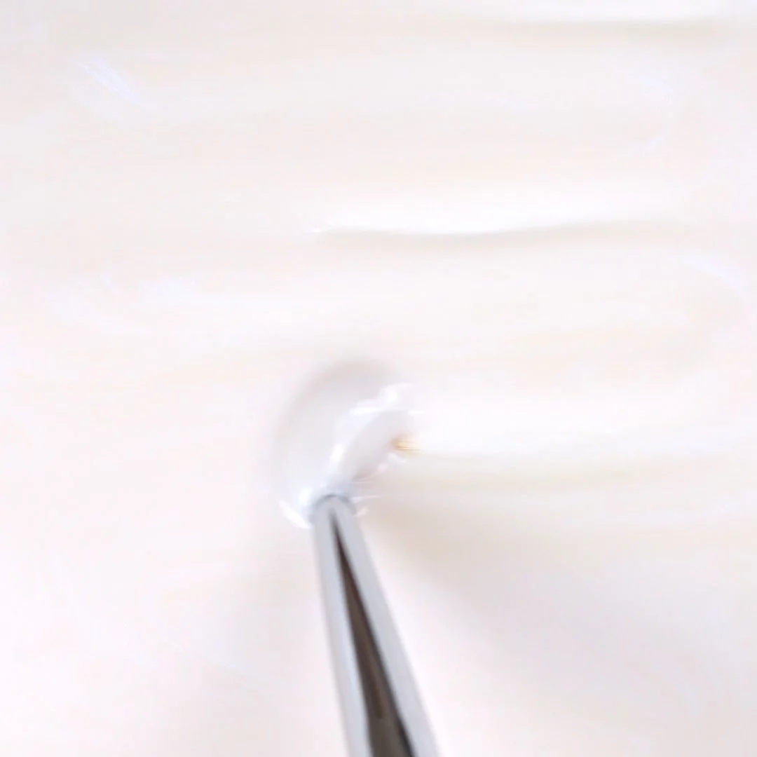 Applicazione di Smalto semipermanente SP551 Glazed White
