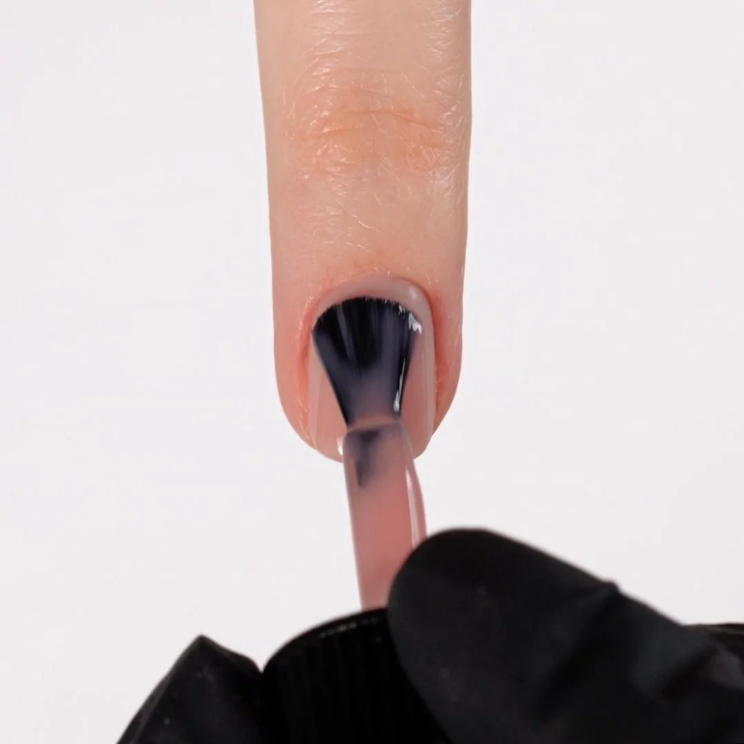 Application de Vernis semi-permanent VS93 Stéphanie