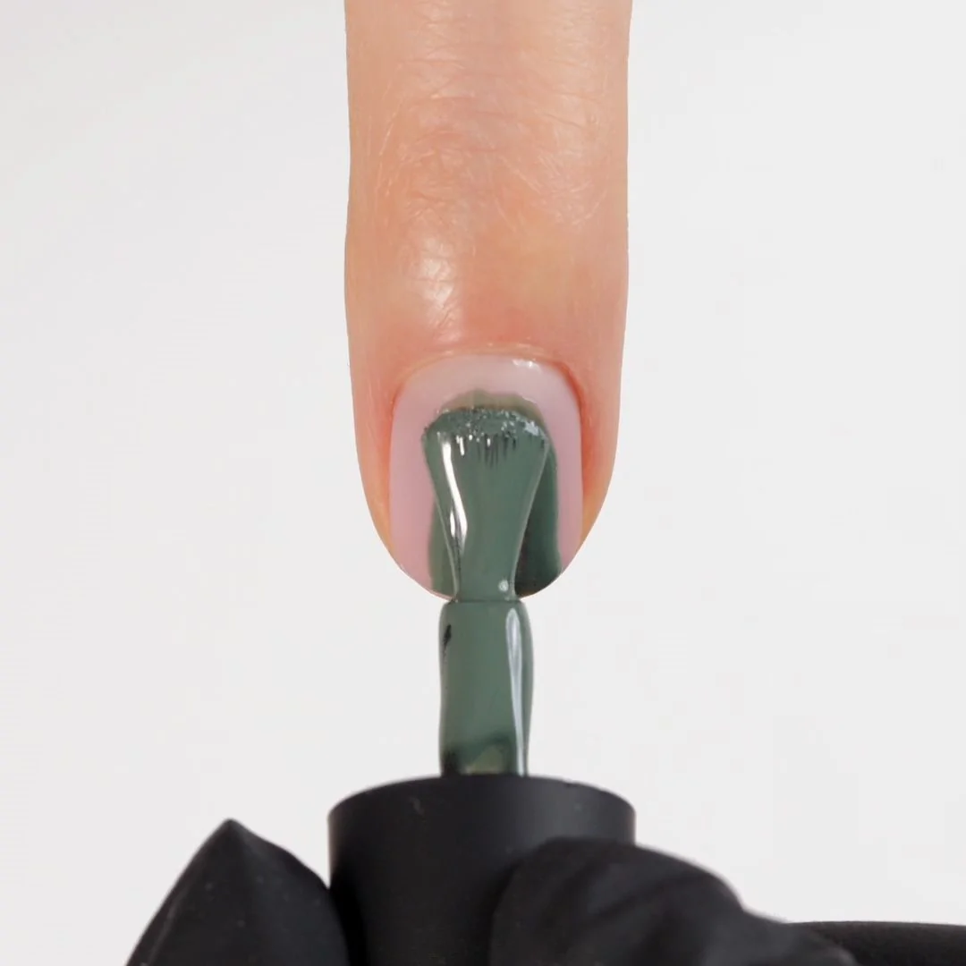 Aplicación de Esmalte Semipermanente EPA42 Army Green