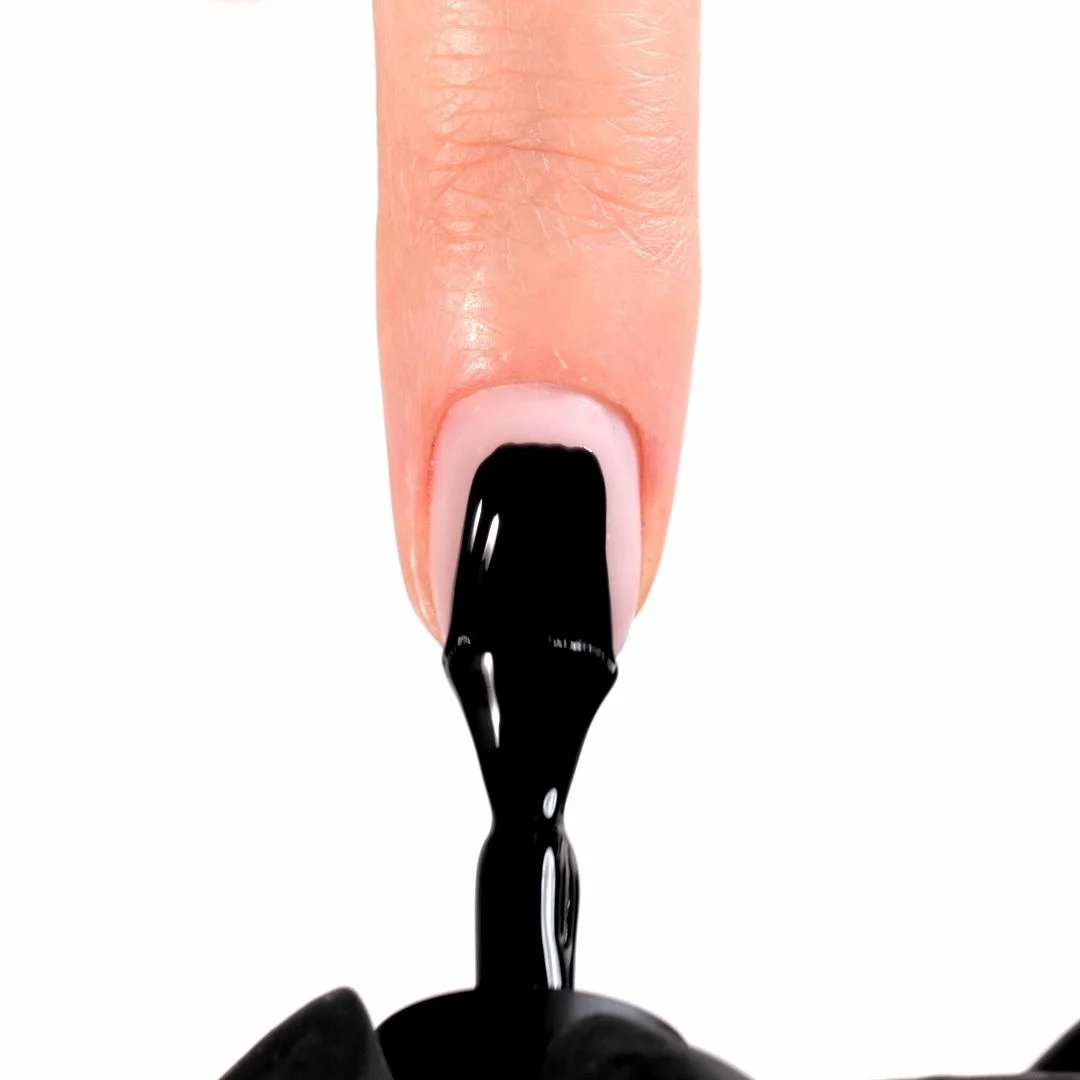 Application de Vernis semi-permanent VSF16 Poison Black