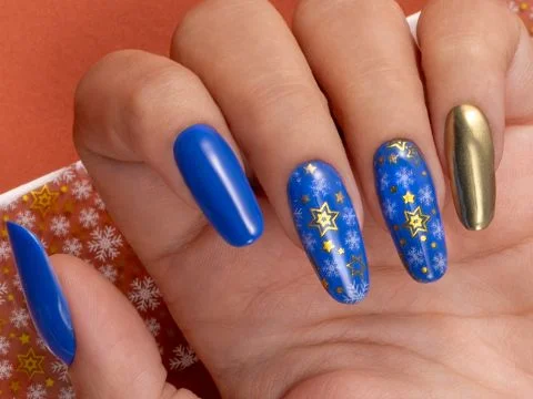 Easy christmas manicure