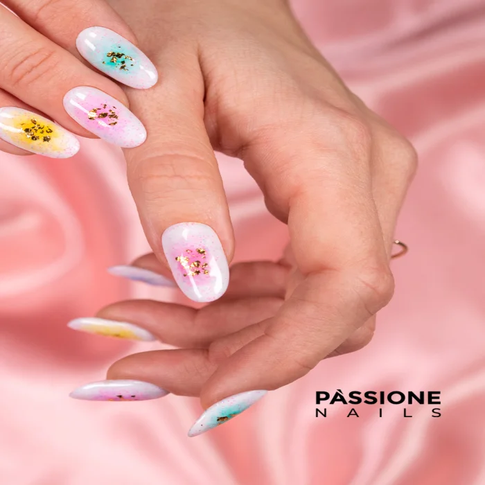 Flakes: the secret to a jewelled nail art