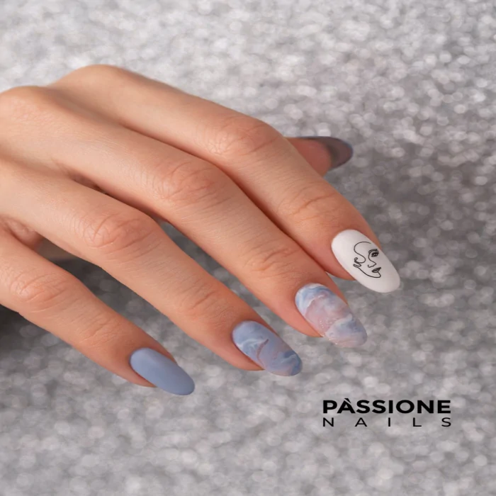 Marble nails, for an elegant yet bold manicure!