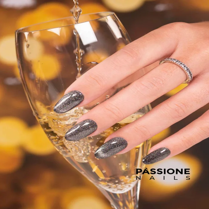 New years nail designs: dare to wear simple or sparkling nails!