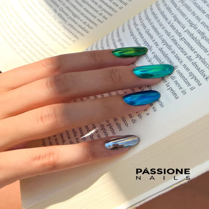 Chrome nails: this year's must-have!