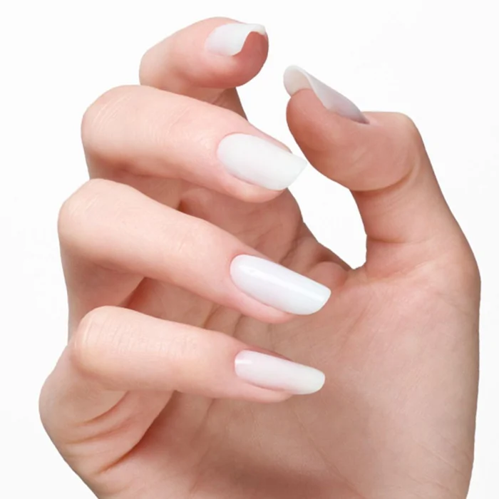 Cloud Dancer, la couleur Pantone 2026 : comment l'adopter en manucure semi-permanent