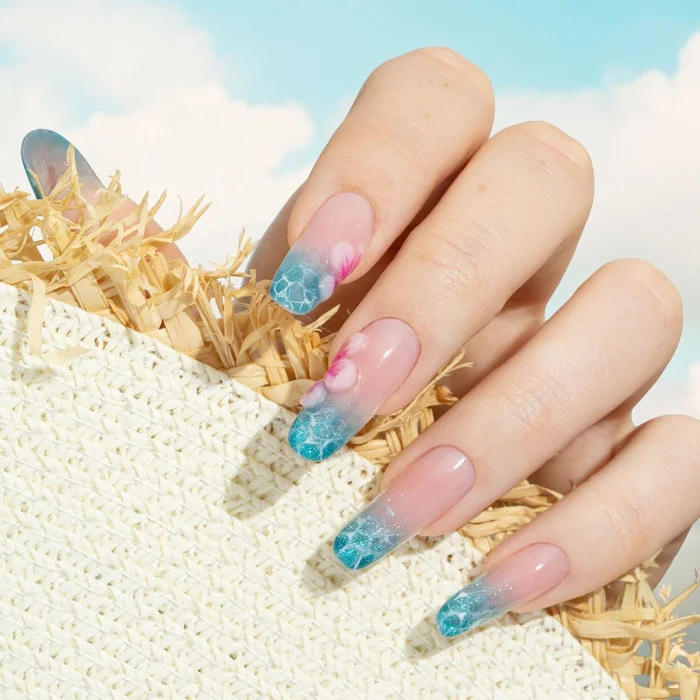 Unghie effetto acqua: come fare la manicure che ricorda il mare