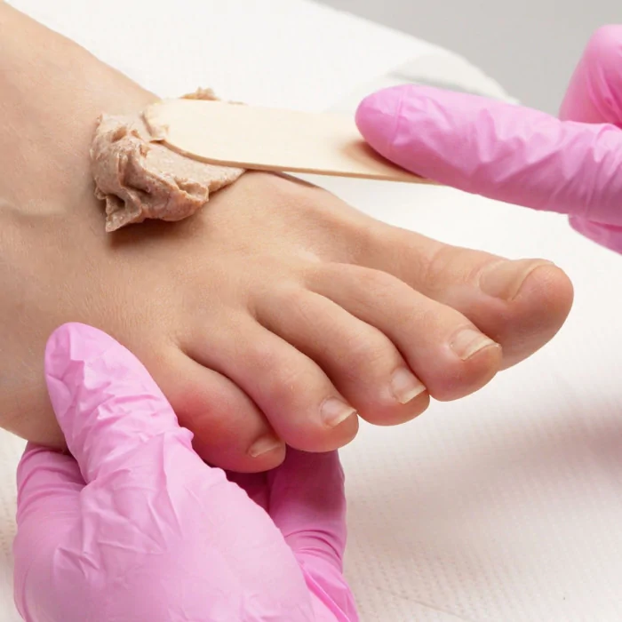 Come fare lo scrub ai piedi in modo professionale ed efficace