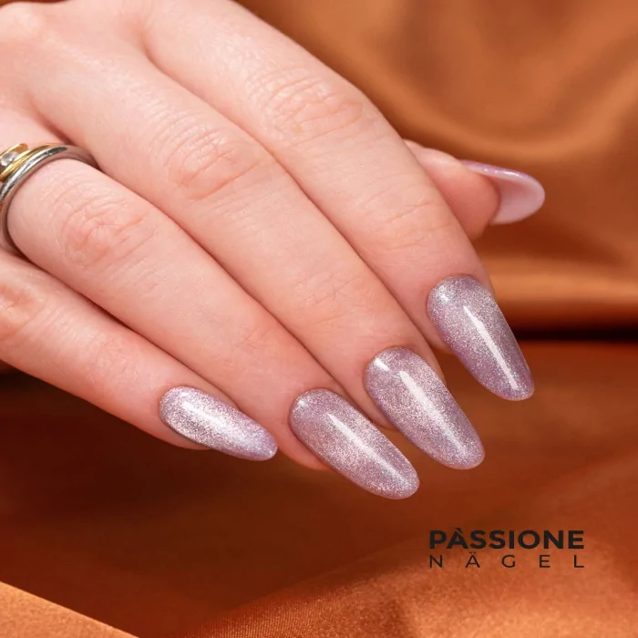 Der angesagteste Wintertrend: Nägel mit Cat‘s Eyes Effekt