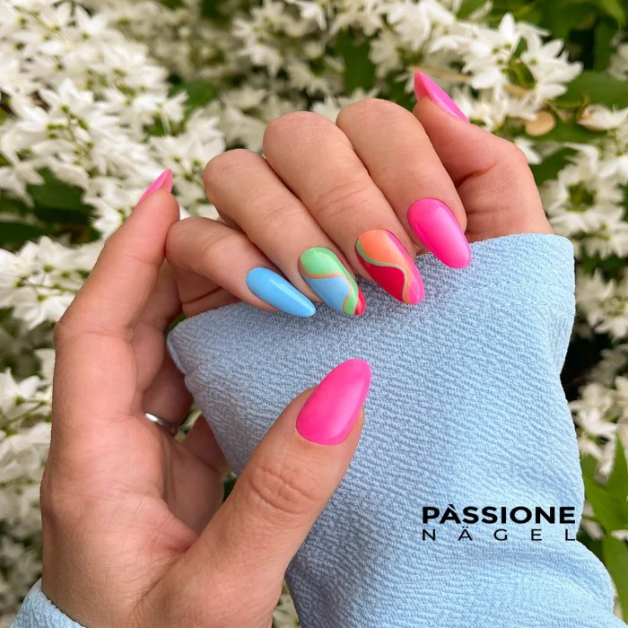 Fluo Nägel, die beliebte Sommermaniküre
