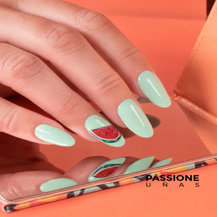 Uñas de frutas, la divertida manicura del verano