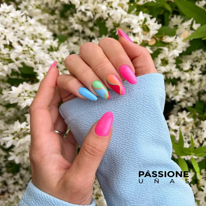 Uñas fluorescentes, la manicura de moda en verano