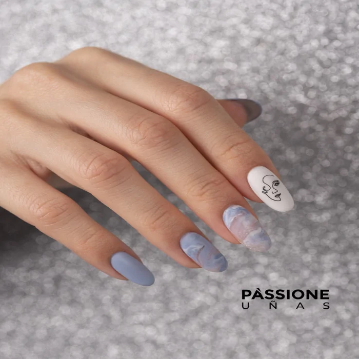 Uñas efecto mármol para una manicura elegante y de tendencia