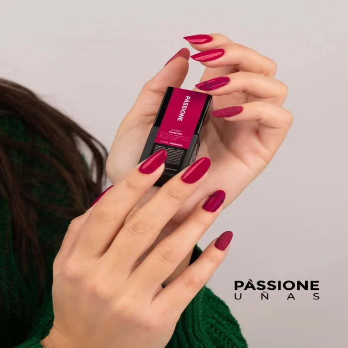 Viva Magenta, la manicura imprescindible para 2023
