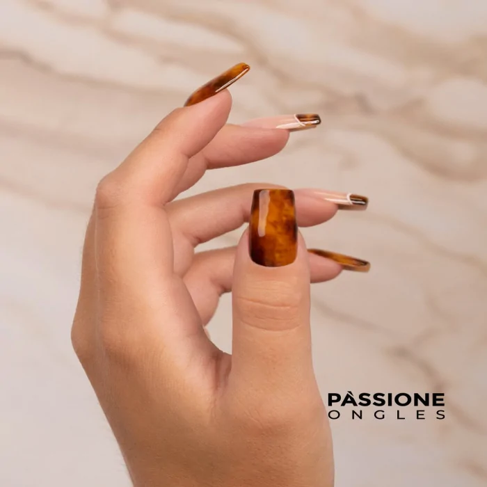 Ongles tortoise : comment les réaliser et des idées de nail art