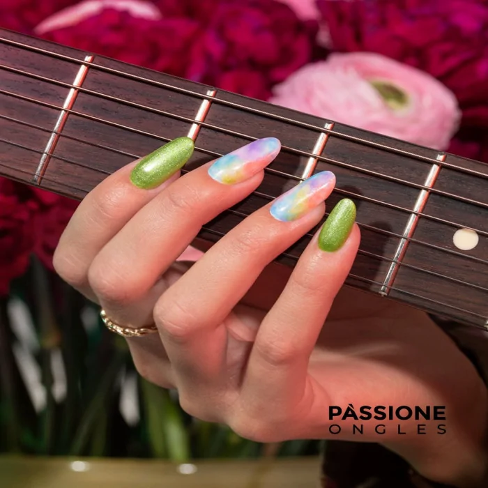 Les ongles vert acide, la tendance du moment