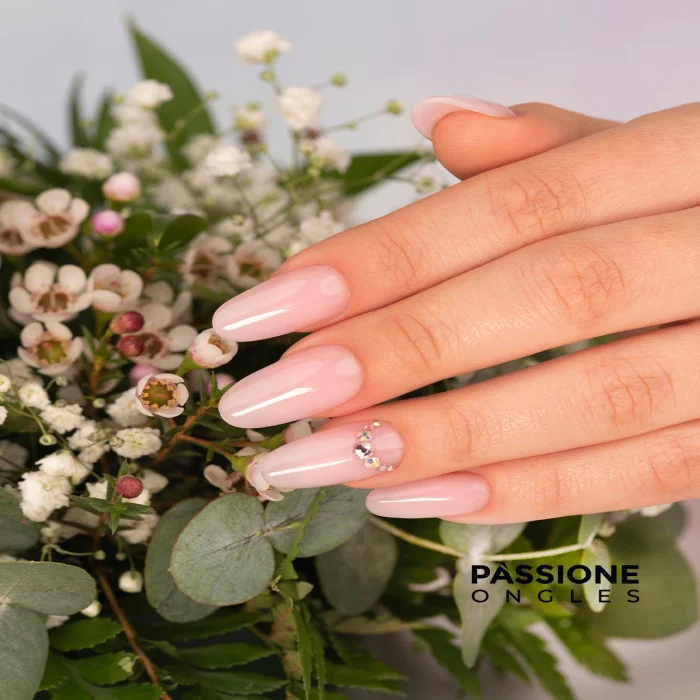 Les ongles des mariages d'été : quels sont ceux qu'il faut faire ?