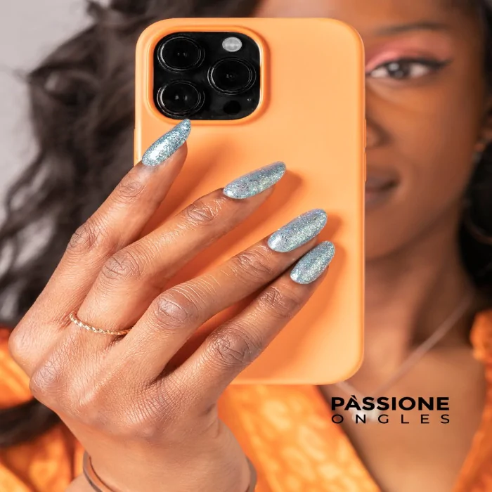 Ongles paillettes : comment réaliser des manucures pailletés