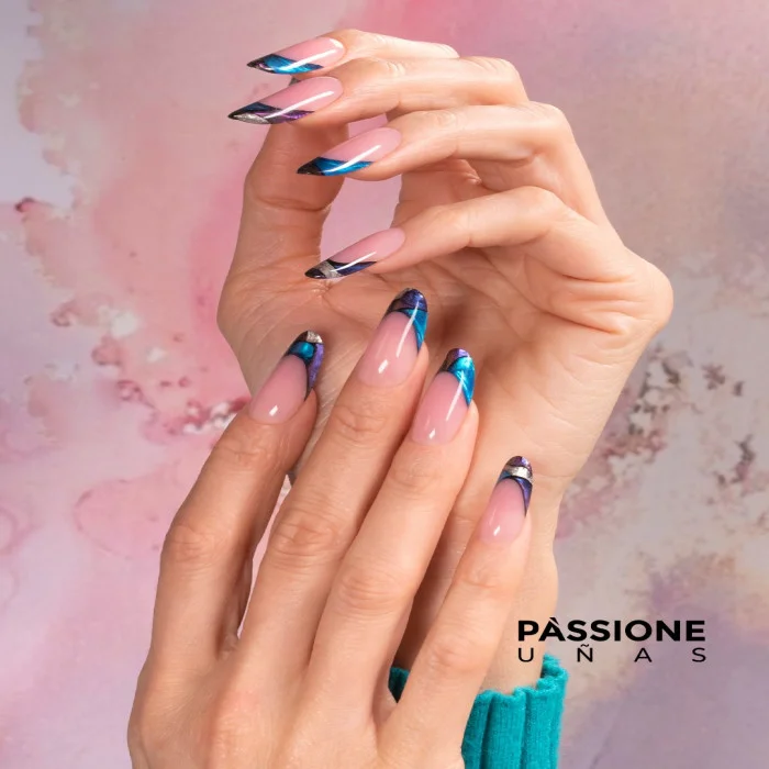 La reconstrucción más popular: manicura francesa con técnica reversa