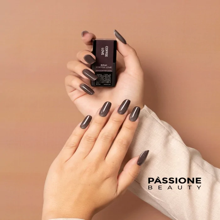 Mocha manicure, la tendance automnale des ongles