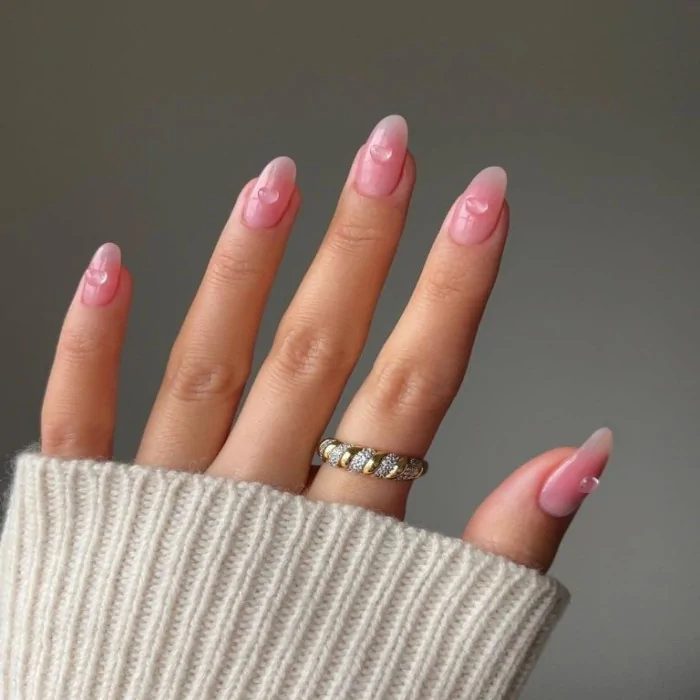 Ongles blush : la tendance naturelle coréenne qui révolutionne la manucure