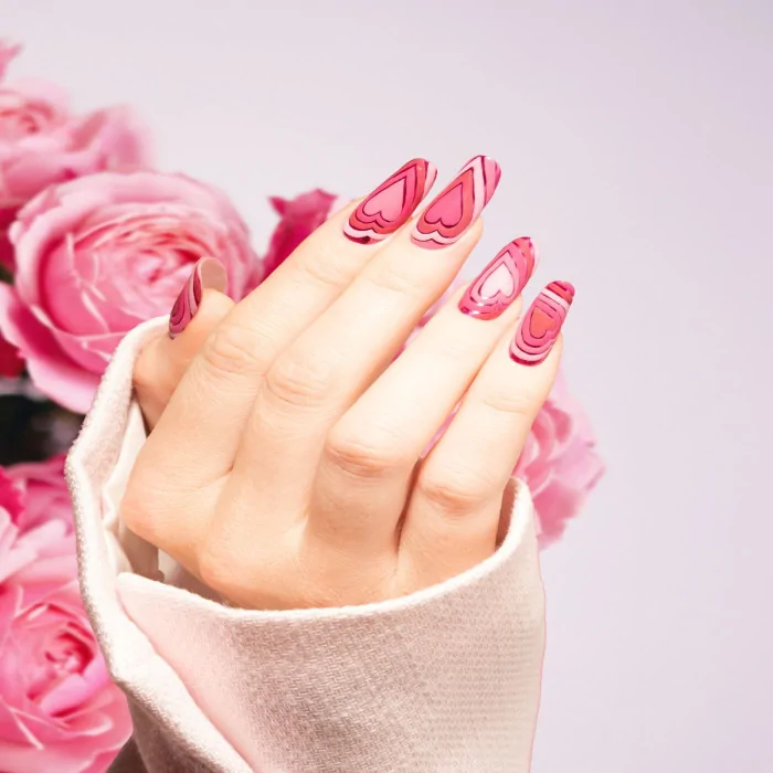Ongles Saint-Valentin 2026 : idées, designs et inspirations pour une manucure romantique