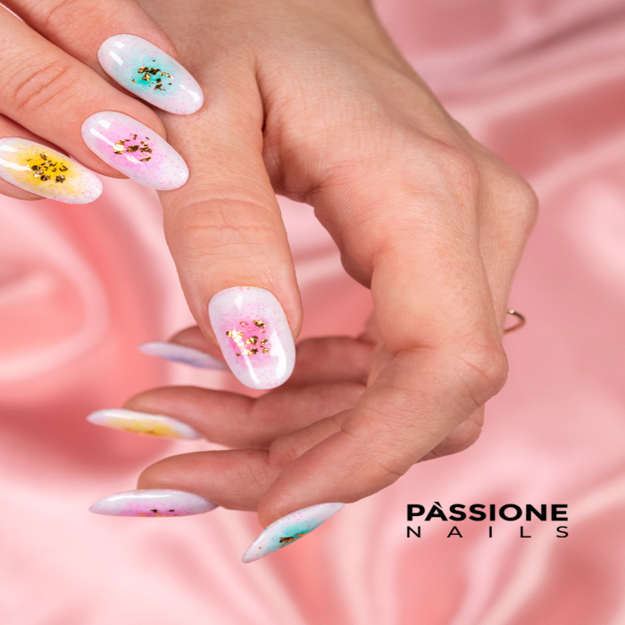 Flakes: the secret to a jewelled nail art