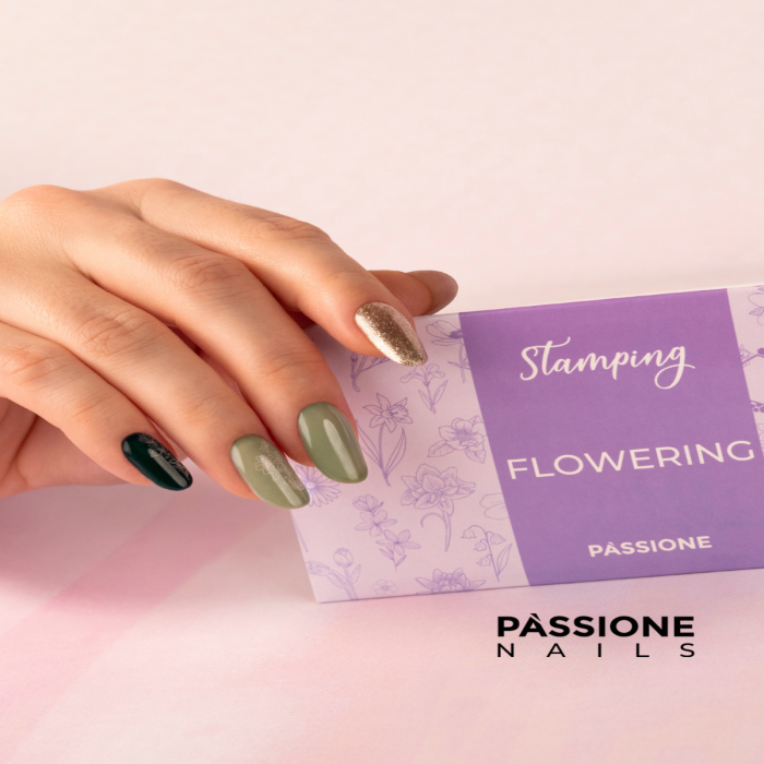 Nail stamping: the nail art technique not to miss!