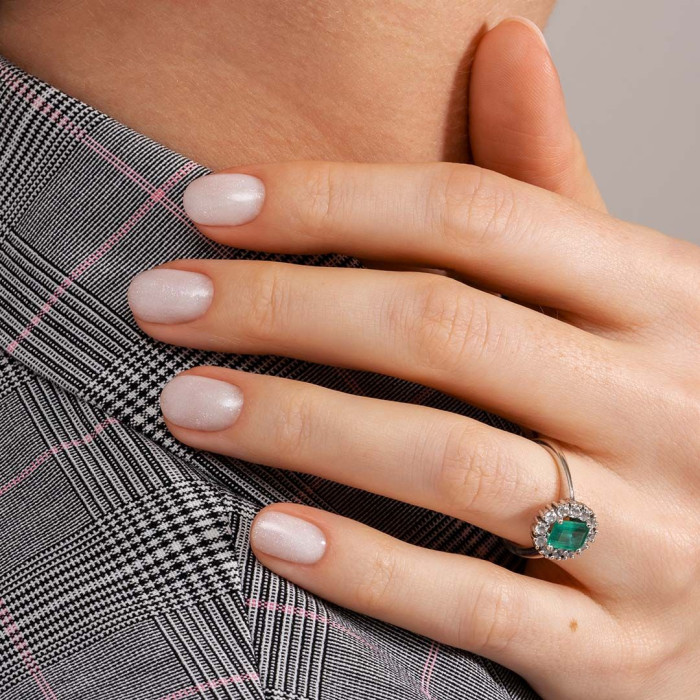 Milky Nails: La tendencia minimalista que triunfa en el mundo de la manicura