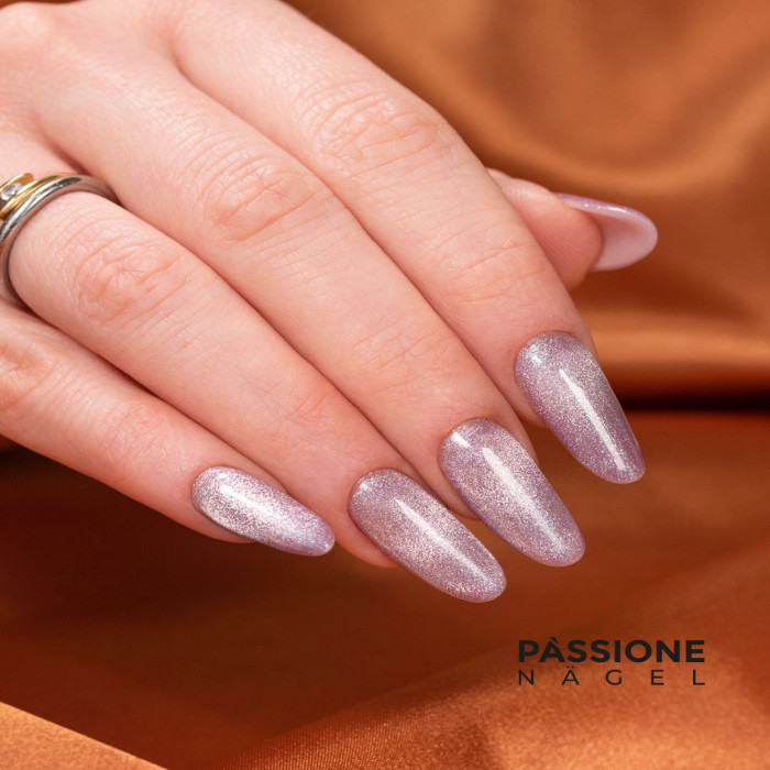 Der angesagteste Wintertrend: Nägel mit Cat‘s Eyes Effekt