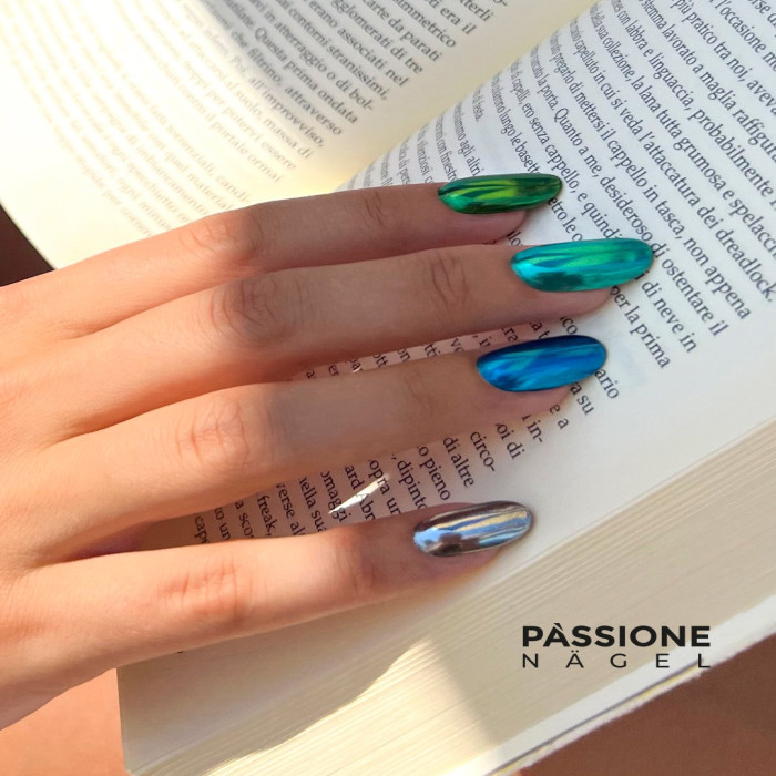 Chrom-Nägel sind diesen Winter im Trend