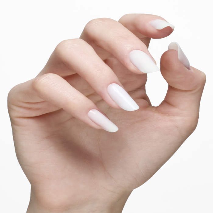 Cloud Dancer, la couleur Pantone 2026 : comment l'adopter en manucure semi-permanent