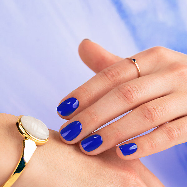 Passione Beauty deep blue glossy gel polish on short square nails, classic elegant manicure for nail artists