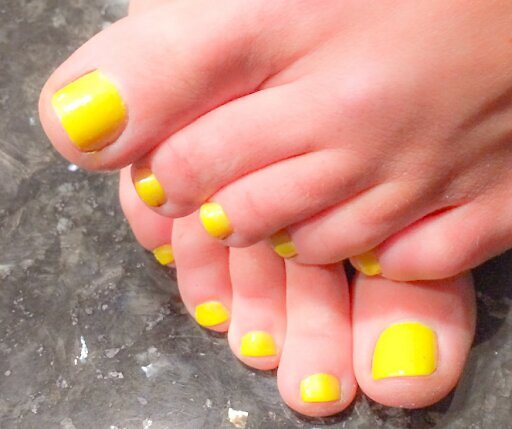 smalto-giallo-piedi