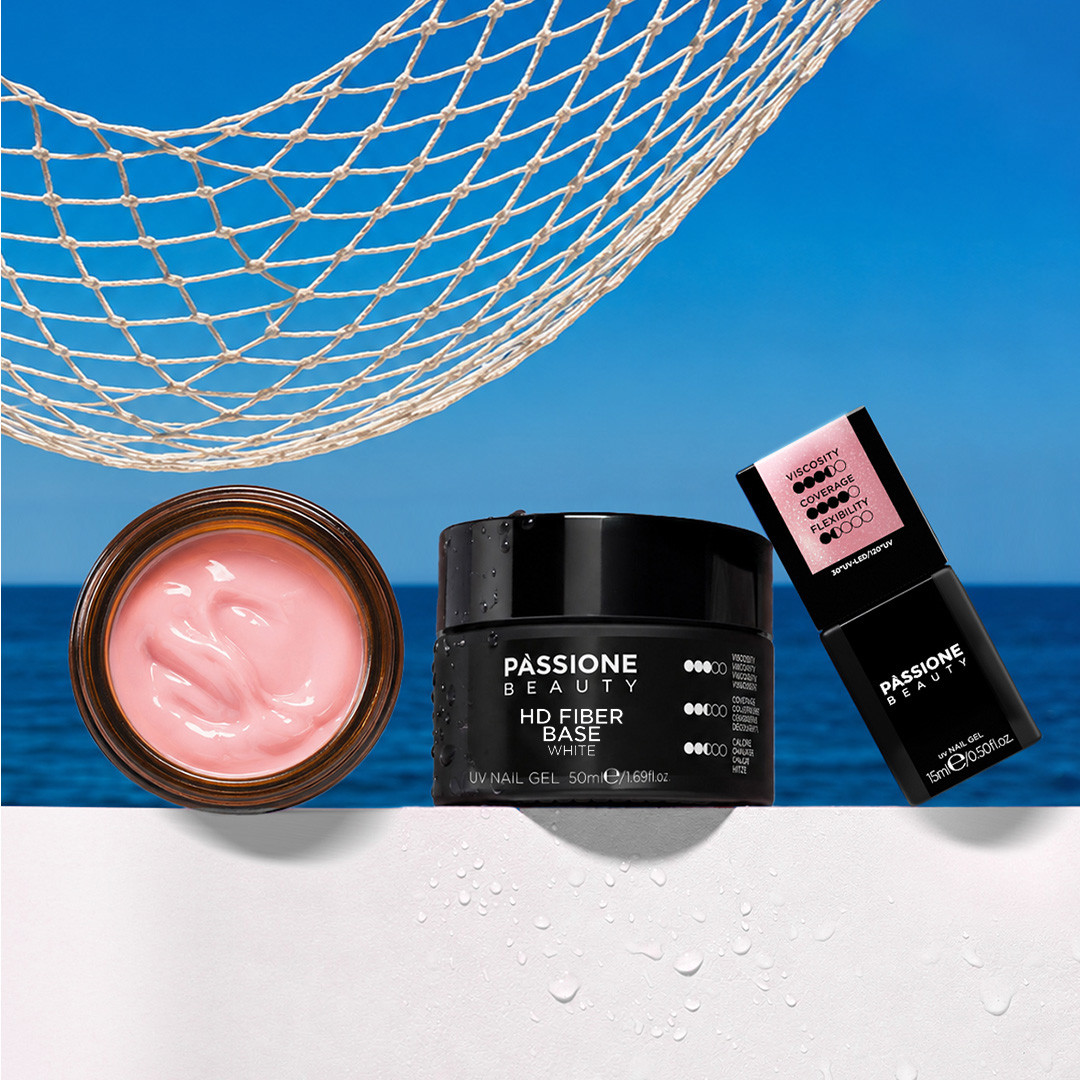 Passione Beauty gel de construction rose laiteux et vernis semi-permanent rose pastel en bord de mer, collection professionnelle pour les ongles.