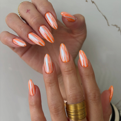 unghie a mandorla estive arancioni effetto glazed