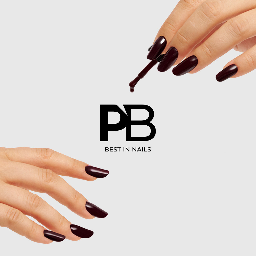 Mani con smalto bordeaux scuro e logo Passione Beauty, brand di prodotti professionali per unghie e smalti semipermanenti