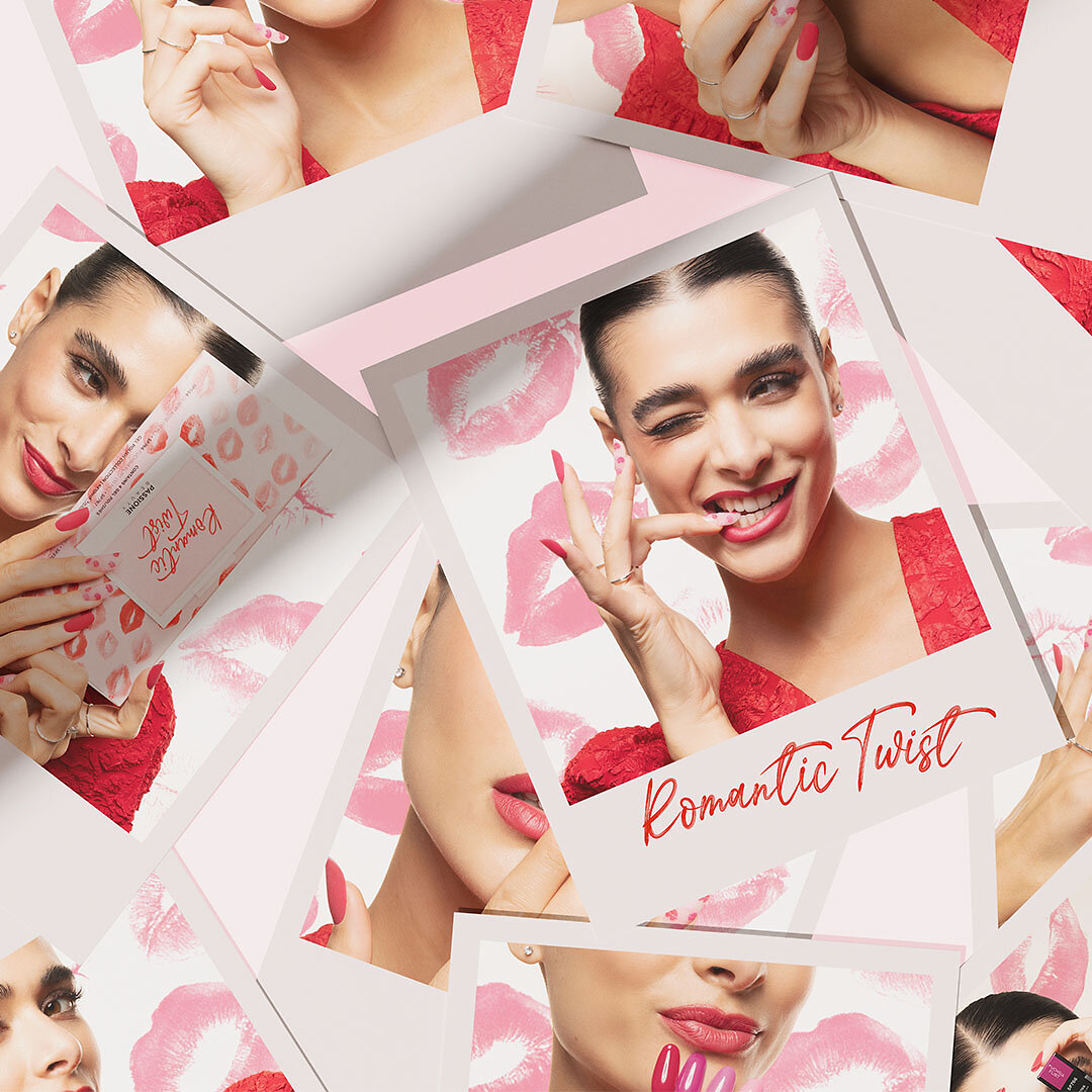 Modèle avec la main près de la bouche et manucure gel rose framboise brillante Passione Beauty, nail art romantique avec vernis semi-permanent.