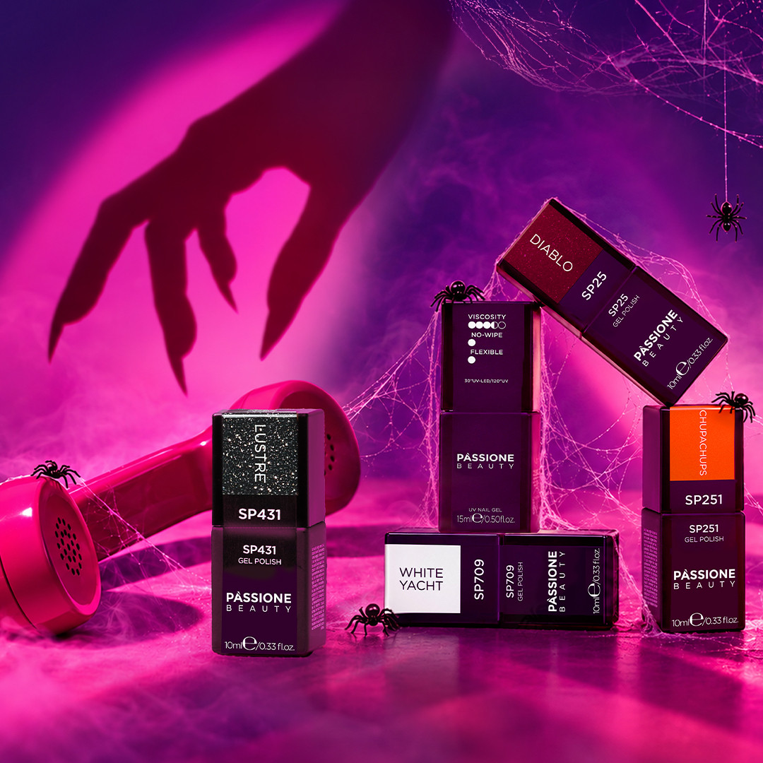 Promoción de Halloween con productos para uñas y esmaltes semipermanentes Passione Beauty en un ambiente con luces violetas y fucsias y telarañas.