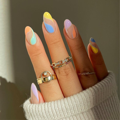 Unas de color pastel con nail art minimalista