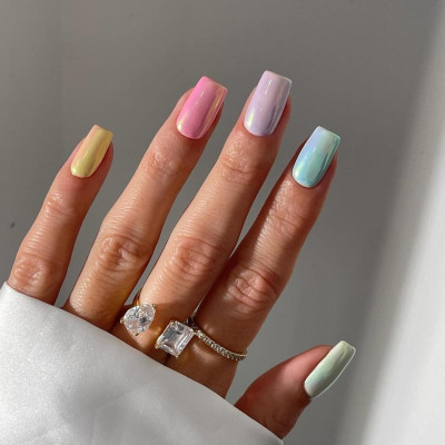 unas color pastel con finish glazed